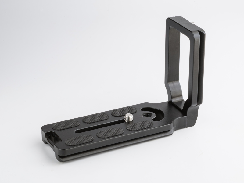 RJ Cameraの汎用Lプレートは、muk selectにて税込2,400円。手頃な価格で人気の商品だと言う。