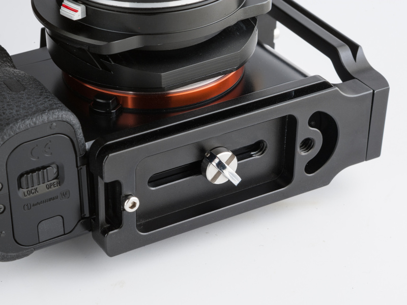 底面のネジはノブが付いており、コインなどを使わずにネジ止めできる