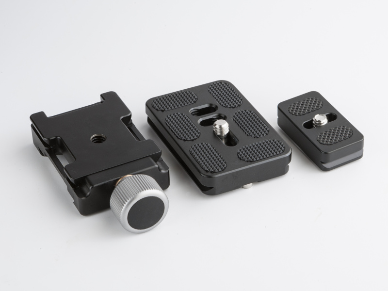 muk selectでは同種のクランプアダプターやクイックリリースプレートをラインアップしている