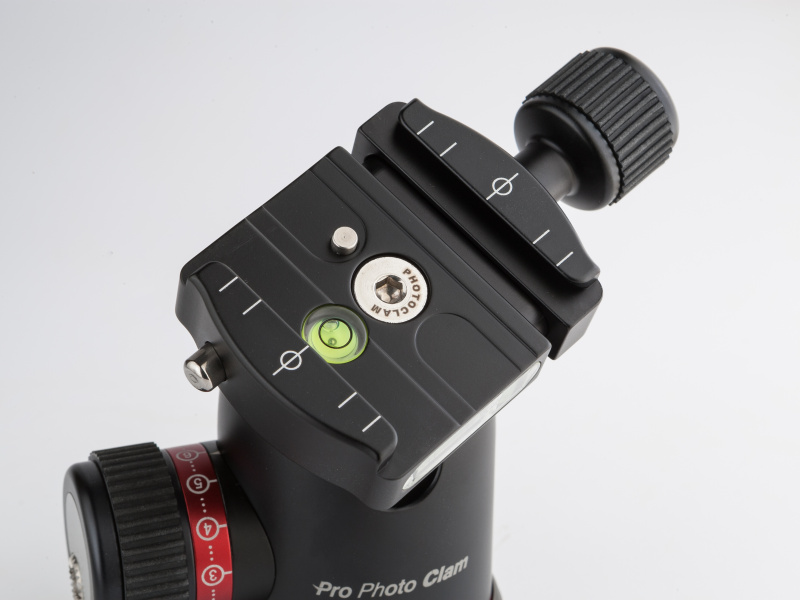 アルカスイス互換のクイックシュープレートが装着できる。側面のダイヤルで固定する