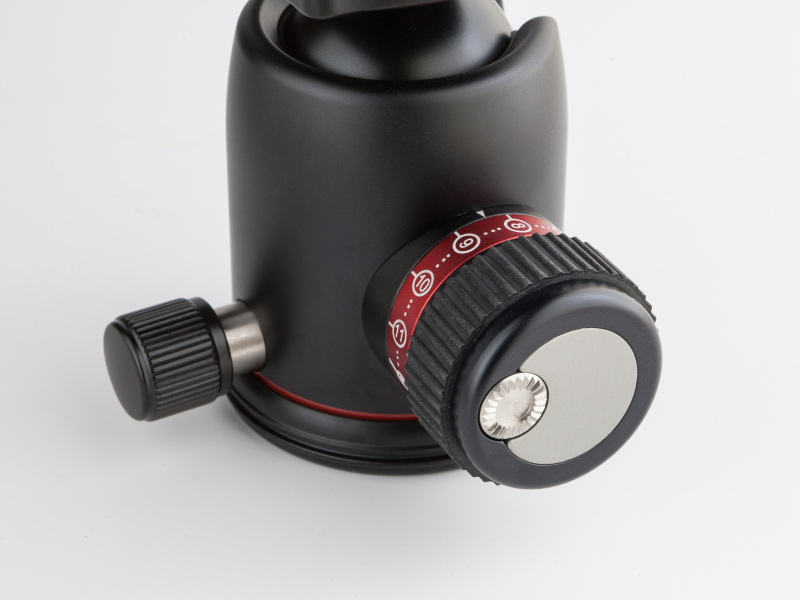 フリクション調整が可能。硬めに設定しておけば、カメラがいきなり倒れる心配が軽減する