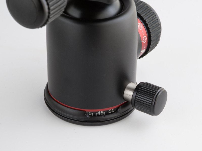 底部のダイヤルでパンニングが可能。流し撮りやパノラマ撮影で便利な機能だ