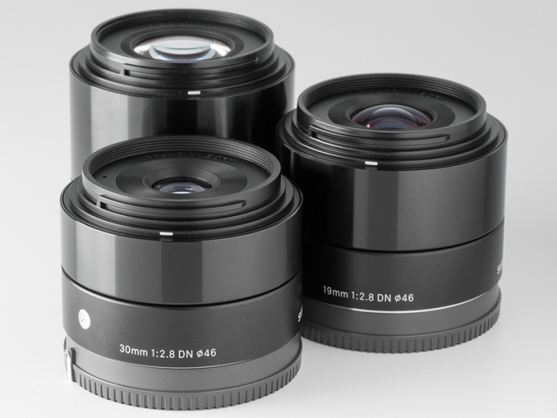 コンプリートしたシグマDNシリーズ。30mm F2.8 DN（手前）、19mm F2.8 DN（右）、60mm F2.8 DN（奥）