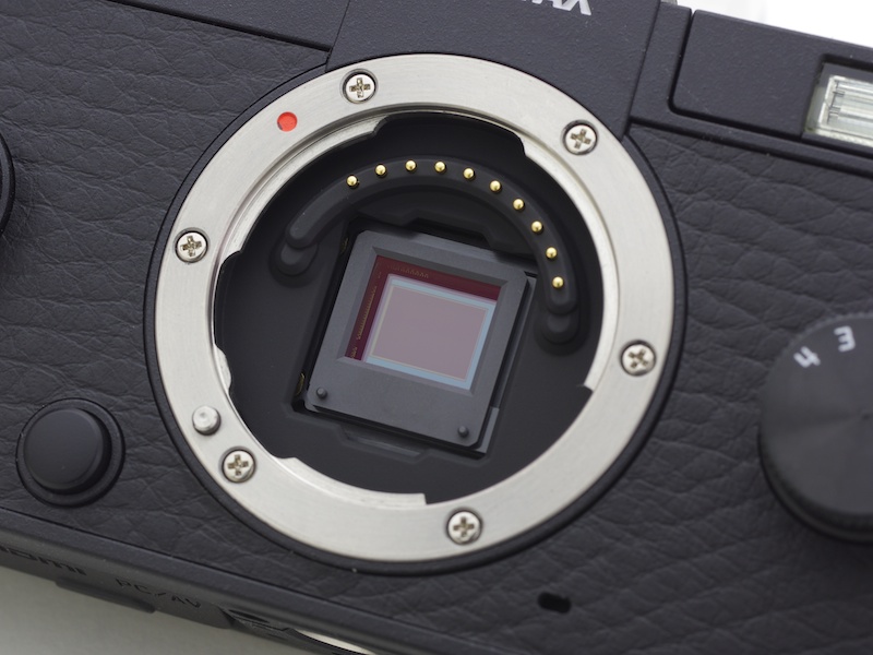 撮像素子は1/1.7型有効1,240万画素CMOSセンサー。ボディ内手ブレ補正「SR」も採用