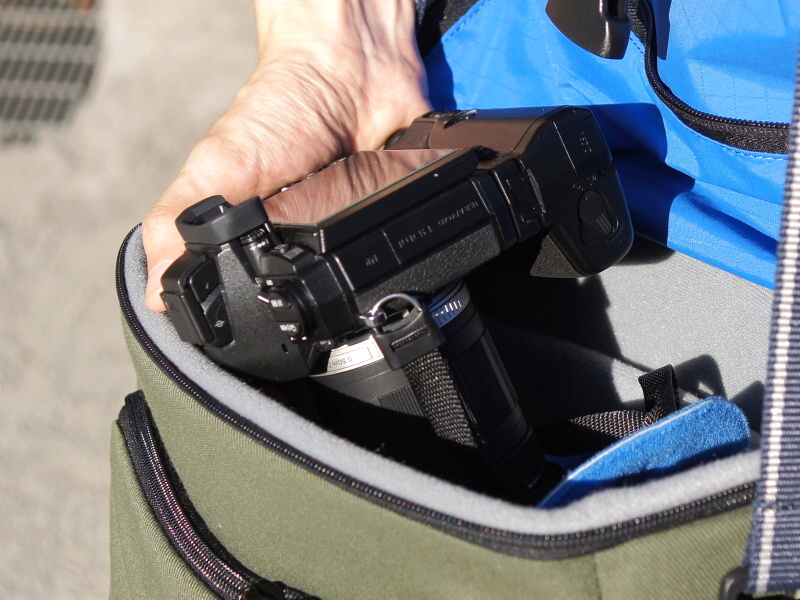 バッテリーホルダー付きのE-M1がぴったり収まる厚さ