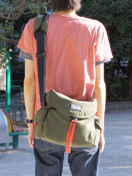 斜め掛けしても身幅から出ない