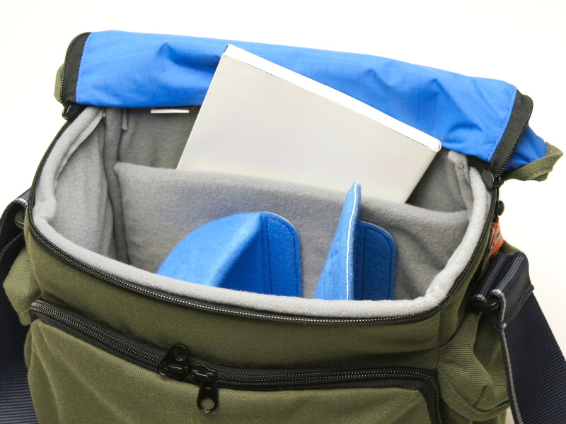 カメラ収納部。本など薄いものが入るスペースも