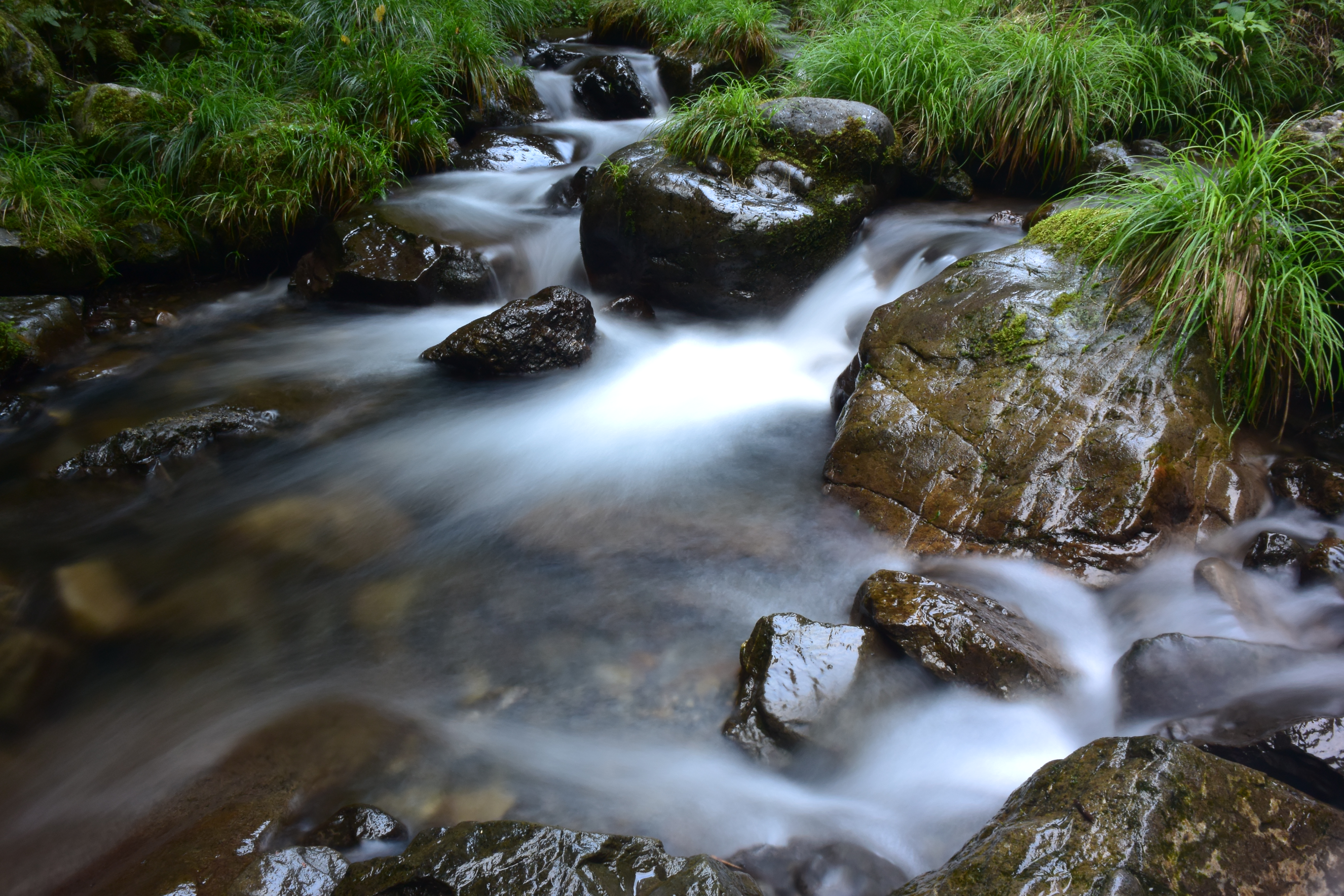 動画で撮影したものを静止画でも撮影した。絞りを最小のF16とし、4秒間の露光となった。背面液晶で再生したときにはあまり気にならなかったのだが、パソコンで拡大してみると画面中央付近の水の流れが多いところが白飛びしてしまっていた。白飛び警告などの多彩な再生モードも欲しいところだ。1 NIKKOR VR 10-30mm f/3.5-5.6 PD-ZOOM / 4秒 / F16 / ISO160 / 絞り優先AE / 10mm