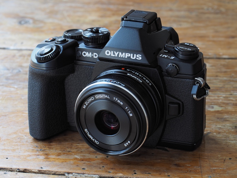 M.ZUIKO DIGITAL 17mm F1.8は、OM-D EM1とのデザイン的な相性、携行性も抜群である。ホールディングバランスも最高で、AFの素早い動作も心地よい。見た目に自然な画角、パースペクティブなので非常にフレキシビリティな使い方ができる。風景、スナップからポートレートまで森羅万象、被写体を選ぶことなく使うことができるレンズでもある。ブラックのレンズもいいが、E-M1にシルバー鏡胴のレンズを装着してもなかなかおしゃれである。