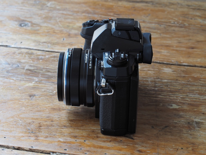 M.ZUIKO DIGITAL 17mm F1.8は、OM-D EM1とのデザイン的な相性、携行性も抜群である。ホールディングバランスも最高で、AFの素早い動作も心地よい。見た目に自然な画角、パースペクティブなので非常にフレキシビリティな使い方ができる。風景、スナップからポートレートまで森羅万象、被写体を選ぶことなく使うことができるレンズでもある。ブラックのレンズもいいが、E-M1にシルバー鏡胴のレンズを装着してもなかなかおしゃれである。