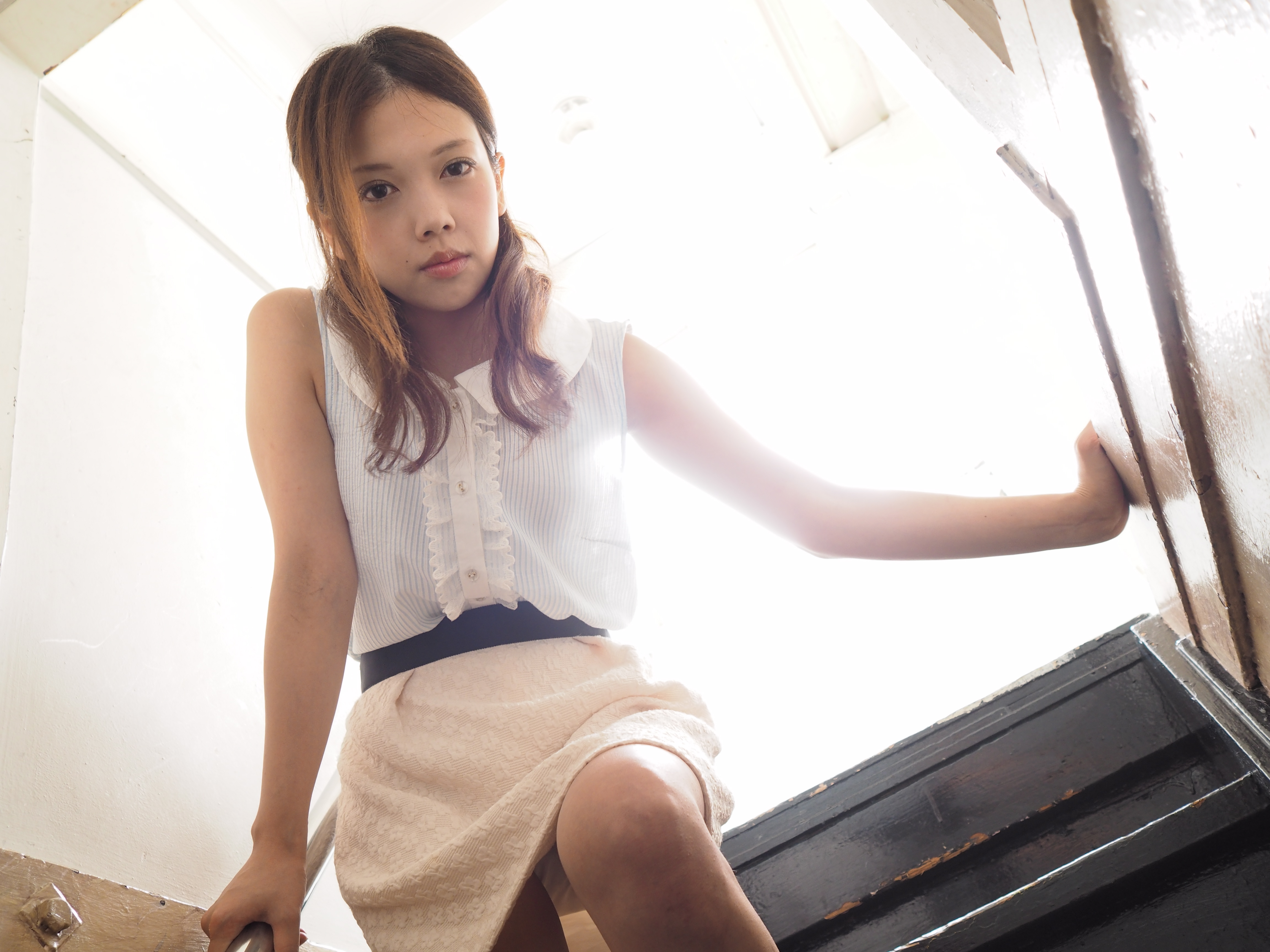 背景に太陽を入れるという極端な逆光条件だ。輝度差が大きくレンズにとっては厳しい。ところが気になるゴーストやフレアは出現せず、描写の低下も小さく、合焦点の再現性もいい。コーティングが優れている証拠でもある。E-M1・絞り優先AE・ISO400・F4・1/6秒・+0.7EV・WB:オート