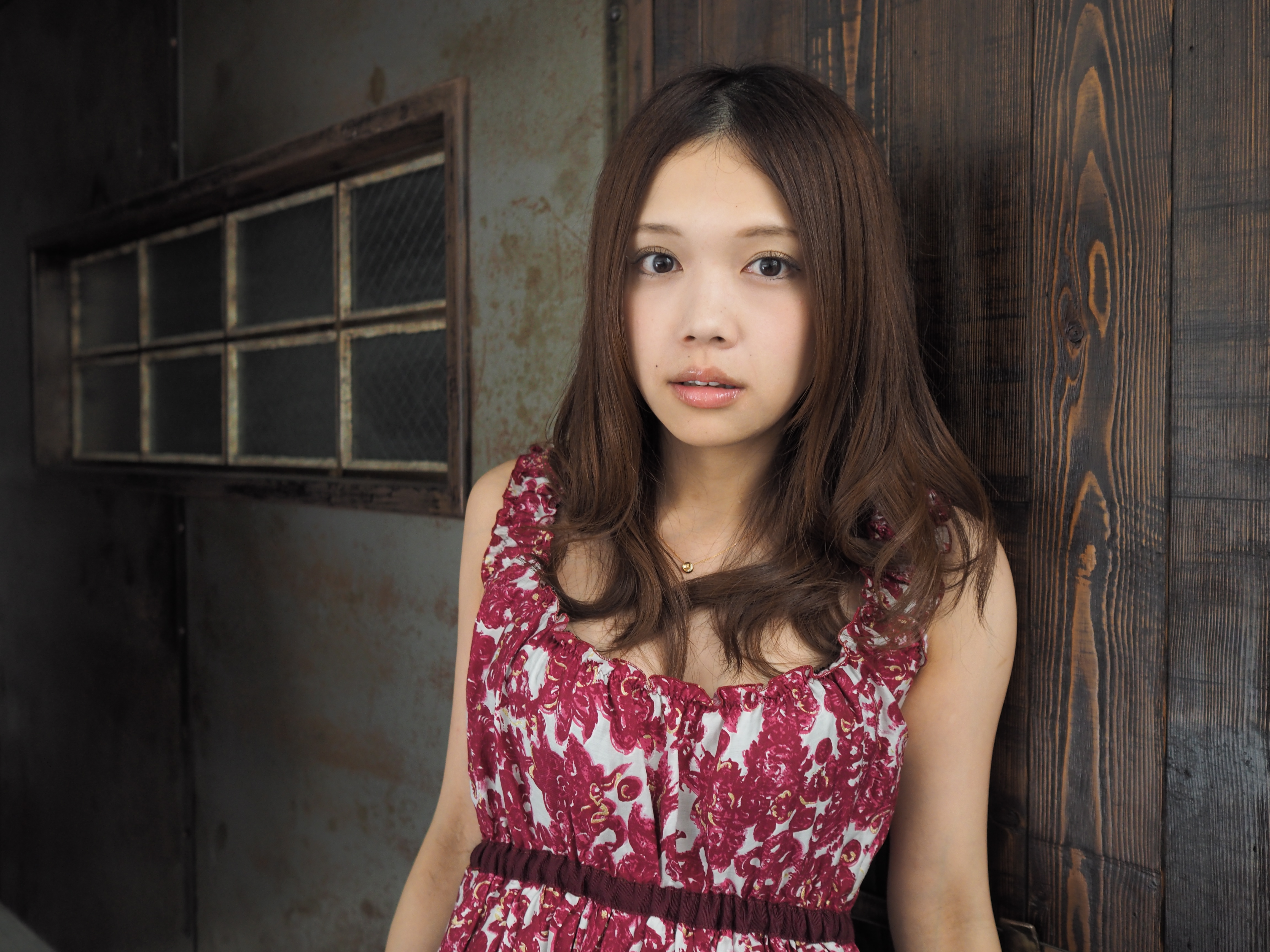 至近距離に近寄ってもパースペクティブは強調されれることがなく、カメラに常時装着しておく標準レンズ的な使い方も可能だ。合焦点のシャープさとボケ味の自然なバランスがとれた名玉である。E-M1・プログラムAE・ISO400・F2.5・1/100秒・-0.7EV・WB:オート