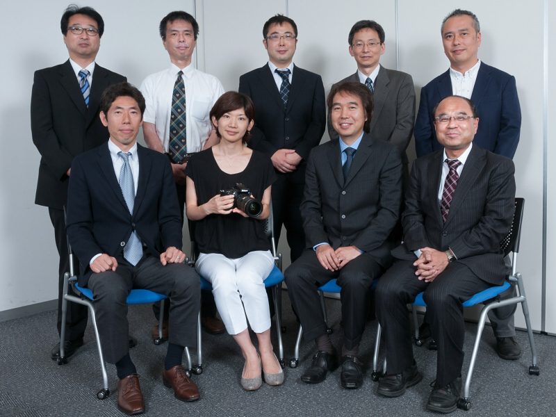 （手前左から）<br class="">原信也氏（株式会社ニコン 映像事業部 開発統括部 第一設計部 第五設計課 主幹）<br class="">山本麻理氏（株式会社ニコン 映像事業部 開発統括部 第一開発部 第二開発課 主幹）<br class="">村上洋氏（株式会社ニコン 映像事業部 開発統括部 第一設計部 第四設計課 課長）<br class="">松島茂夫氏（株式会社ニコン 映像事業部 マーケティング統括部 第一マーケティング部 第一マーケティング課 主幹）<br class="">（奥左から）<br class="">飯田昌世氏（株式会社ニコン 映像事業部 開発統括部 ソリューション設計室 副主幹）<br class="">木村啓太氏（株式会社ニコン 映像事業部 開発統括部 基礎技術開発部 第一開発課 課長代理）<br class="">高崎秀久氏（株式会社ニコン 映像事業部 開発統括部 第一開発部 第四開発課 副主幹）<br class="">綱井史郎氏（株式会社ニコン 映像事業部 開発統括部 第一開発部第一開発課 主幹技師）<br class="">大貫正夫氏（株式会社ニコン 映像事業部 開発統括部 第一設計部 第一設計課 主幹）<br class="">人物撮影：郡川正次