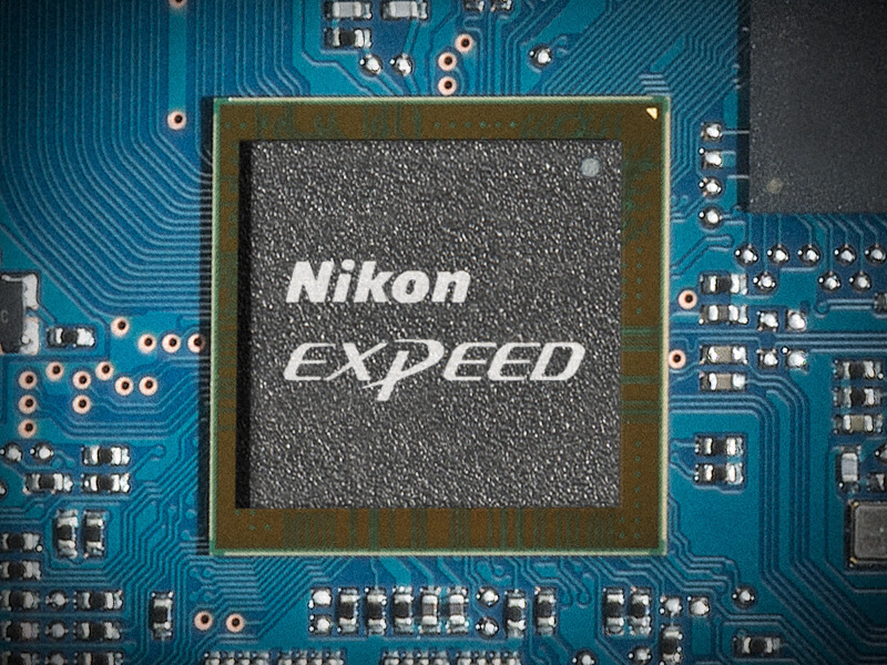 <strong class="">画質とレスポンスに貢献するEXPEED 4</strong><br class="">新ピクチャーコントロールのキモとなる「明瞭度」は、EXPEED 4に実装された機能で実現。60pのフルハイビジョン動画もEXPEED 4によって可能になった