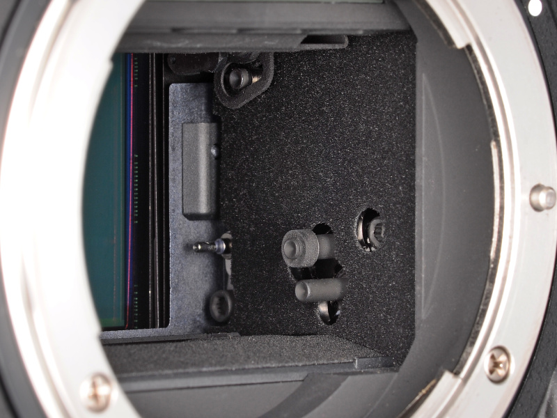 <strong class="">ミラーショックを和らげるダンパーの改良</strong><br class="">D810（左）ではミラーを受け止めるダンパーはゴム素材で、ミラーが復帰する手前からミラーの運動エネルギーを受け止めながらミラーを減速し、跳ね返りを防ぐ構造になっている（右はD800E）