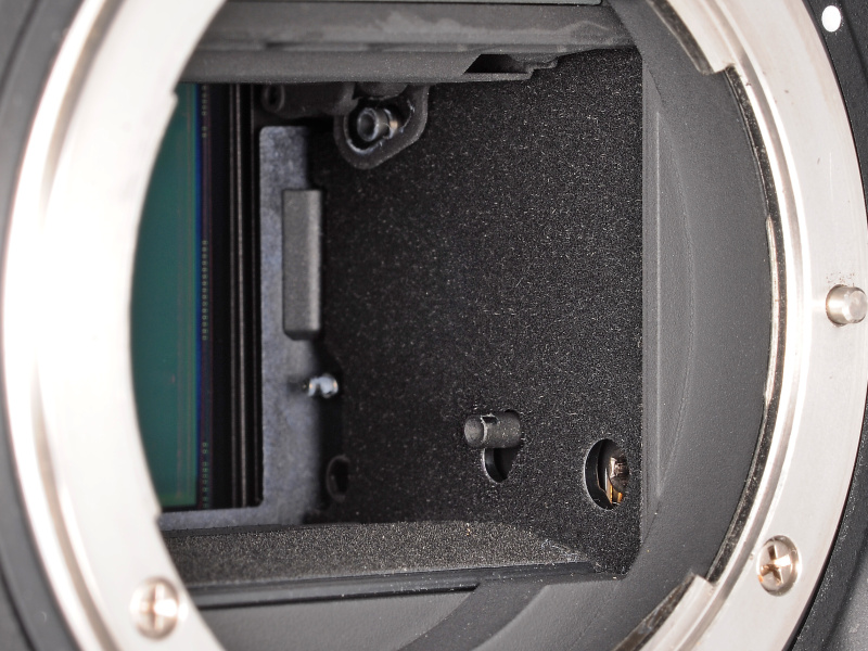 <strong class="">ミラーショックを和らげるダンパーの改良</strong><br class="">D810（左）ではミラーを受け止めるダンパーはゴム素材で、ミラーが復帰する手前からミラーの運動エネルギーを受け止めながらミラーを減速し、跳ね返りを防ぐ構造になっている（右はD800E）