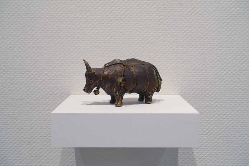 ベースキャンプまでの荷物運びにヤクは欠かせない働き手だ。石川さんはヤクグッズを見たら、必ず購入することにしていて、これは今回、ある村で見つけたもの。