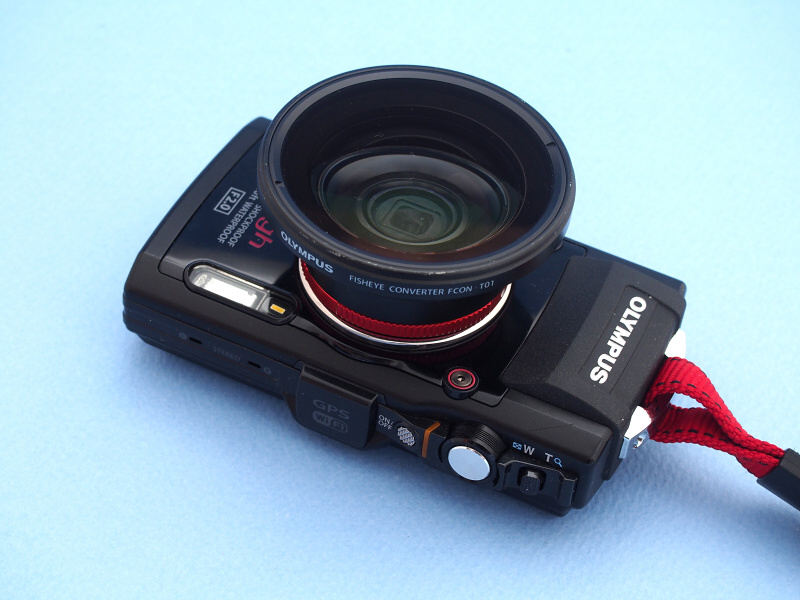 純正の魚眼コンバージョンレンズFCON-T01を装着したTG-3。高性能な上に水中撮影も可能な優れものだ。しかしレンズ口径が大きめのため、小さな昆虫を大写しするにはちょっと不利だと言える