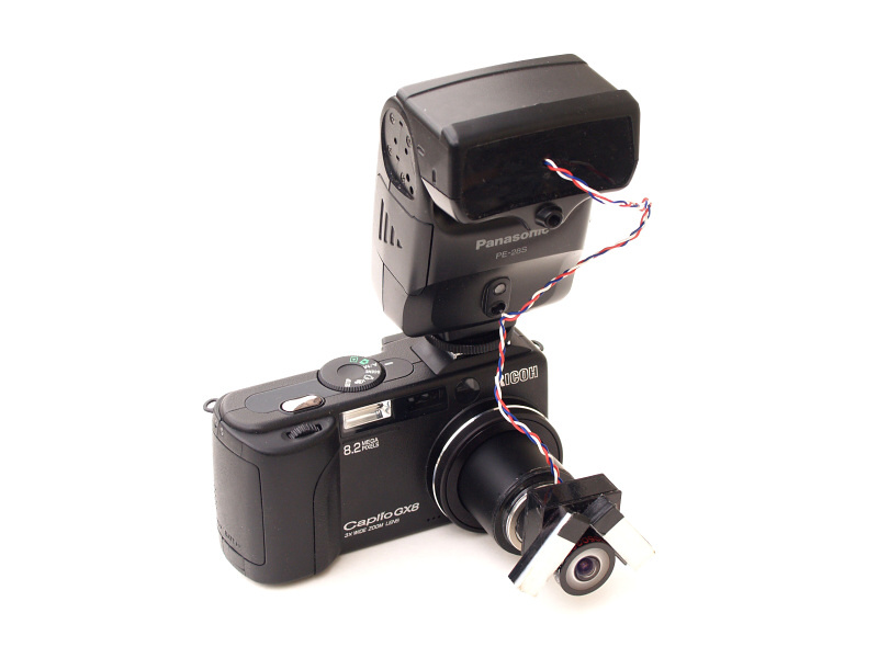 ちなみに、これが東京昆虫デジワイドの撮影に使用したデジカメである。RICOH Caplio GX8のレンズ先端に魚露目8号を直付けし、使い切りカメラのストロボ発光部を改造した2灯式ストロボを装着。今見るとちょっと凝りすぎかも知れない（笑）。今回は最新のTG-3の形状に合わせ、全く異なるタイプのディフューザーを製作しよう