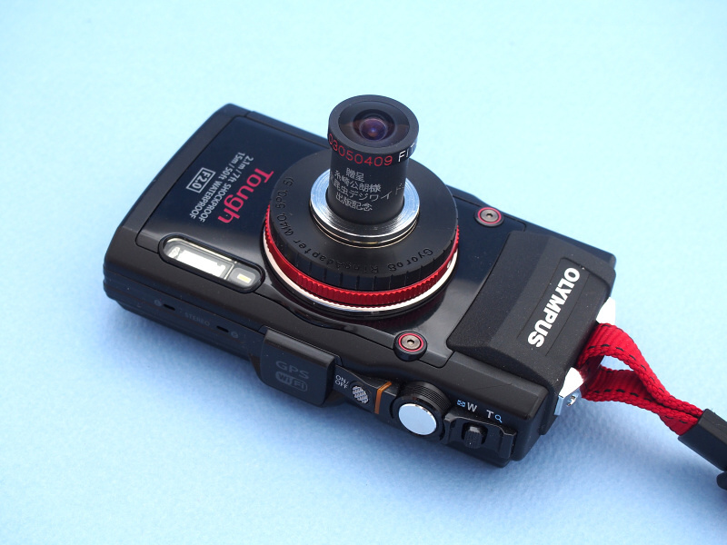 魚露目8号をTG-3に装着したところ。レンズ径が小さいだけにコンパクトにまとまっている。しかしこのまま昆虫に近づいて撮影すると、手前が暗くなり背景が露出オーバーに写ってしまう。かと言って内蔵ストロボをONにしてマクロ撮影すると、レンズの影が写り込んでしまう