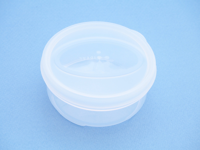 そこでディフューザーが必要となるのだが、まず用意したのは100円ショップで買ったタッパーだ。カメラとレンズの形状に合わせ、丸くて平たいタイプをセレクトした