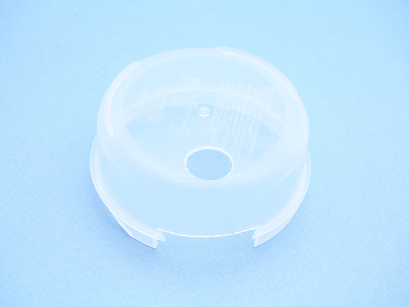 タッパーのふたを外し、底面の端に魚露目8号をはめ込むための丸穴を開ける。またタッパーの周囲はアダプターとボディとの干渉を避けるための切り欠きを入れる