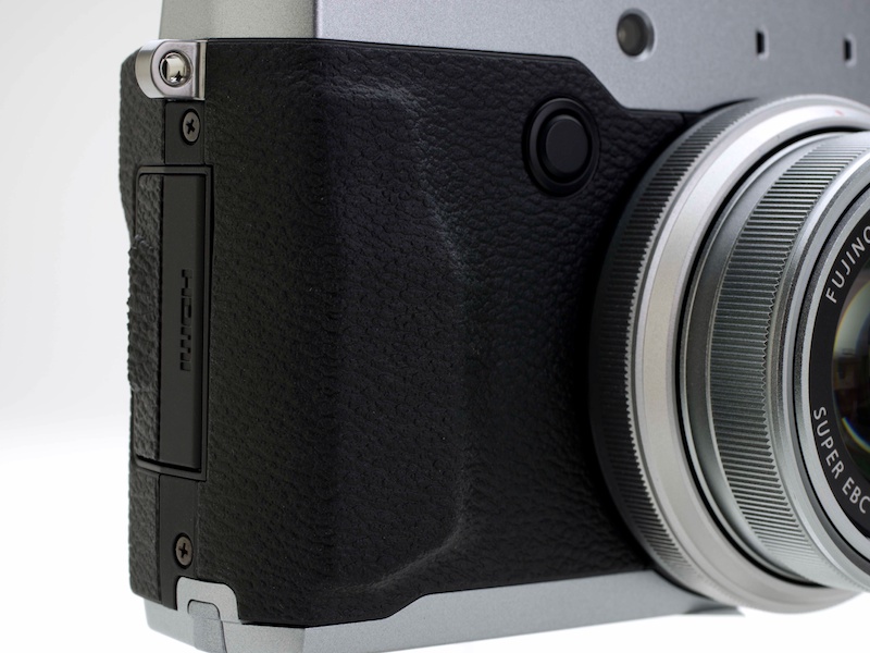 グリップの形状がX20から変化。直線的なデザインになっている。