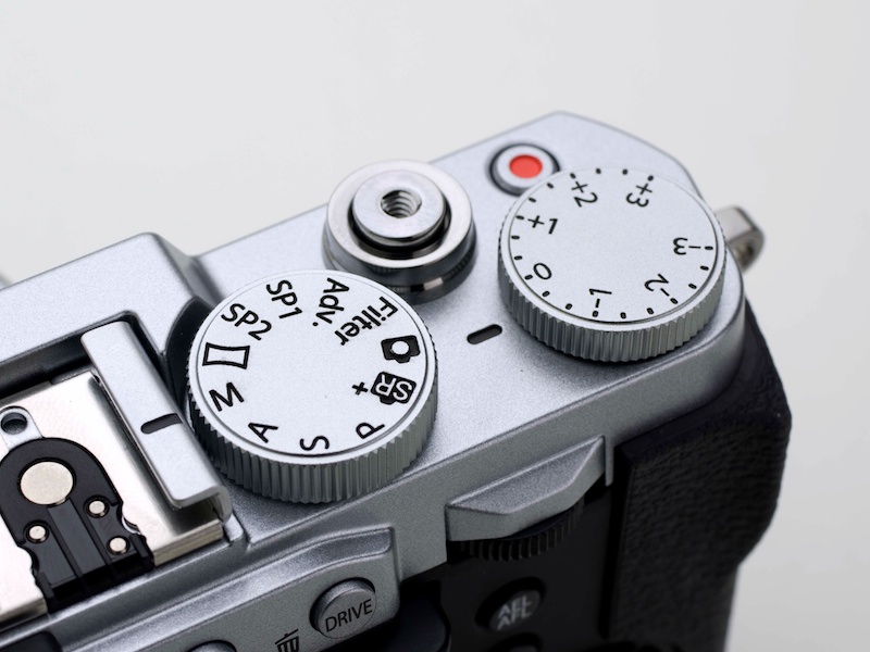 露出補正ダイヤル（右）を装備。ケーブルレリーズ対応のシャッターボタンもXシリーズ上位機種を受け継ぐ