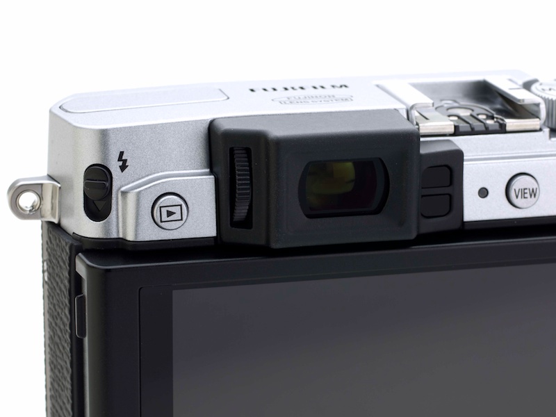 EVFは0.39型約236万ドット。ドット数はレンズ交換式のX-T1と同等だ。