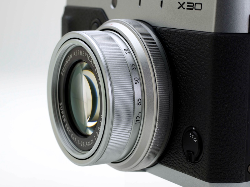 レンズの根元にはコントロールリングを装備。X20にはなかったもので、X-Q1から引きついた。任意の機能を割り当てられる。