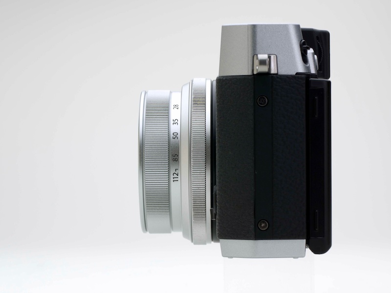 焦点距離28-112mm相当（35mm判換算）F2-2.8の光学4倍ズームレンズを搭載。一眼レフ用の交換レンズのように、ズームリングを回転させてズームさせる。