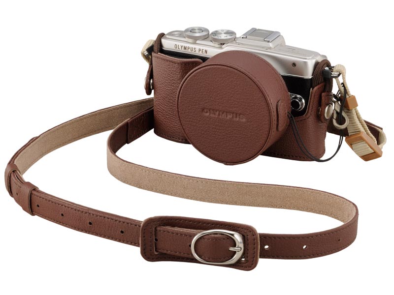 ミラーレスカメラ「OLYMPUS PEN Lite E-PL7」、本革ボディジャケット「CS-45B」、本革ネックストラップ「CSS-S109LLII」との組み合わせ例