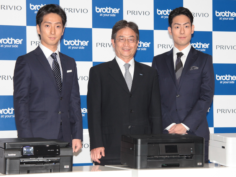 左から中村七之助さん、ブラザー販売 片山俊介社長、中村勘九郎さん