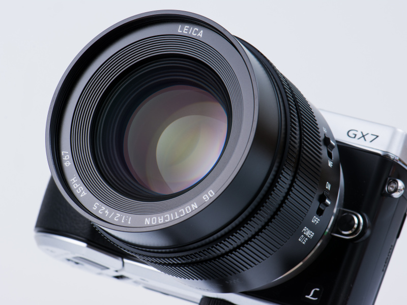 レンズのフィルター径は67mmとなっている。レンズには可視光域の全領域で光線の反射を低減するナノサーフェスコーティングが施されている