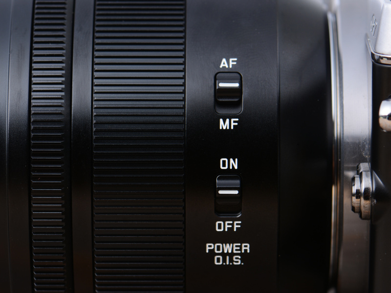 レンズ鏡筒は金属製。絞りリングやフォーカスリングまで金属製のため高級感がある。絞りリングのクリック感やフォーカスリングのスムーズなフィーリングはLUMIX Gレンズの中でもトップクラスだ。レンズの側面には、AF/MFの切り替えスイッチや光学式手ブレ補正機構のON/OFFスイッチがある