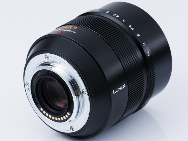 マウントは金属製。高級感がありしっかりとした造りのため安心だ