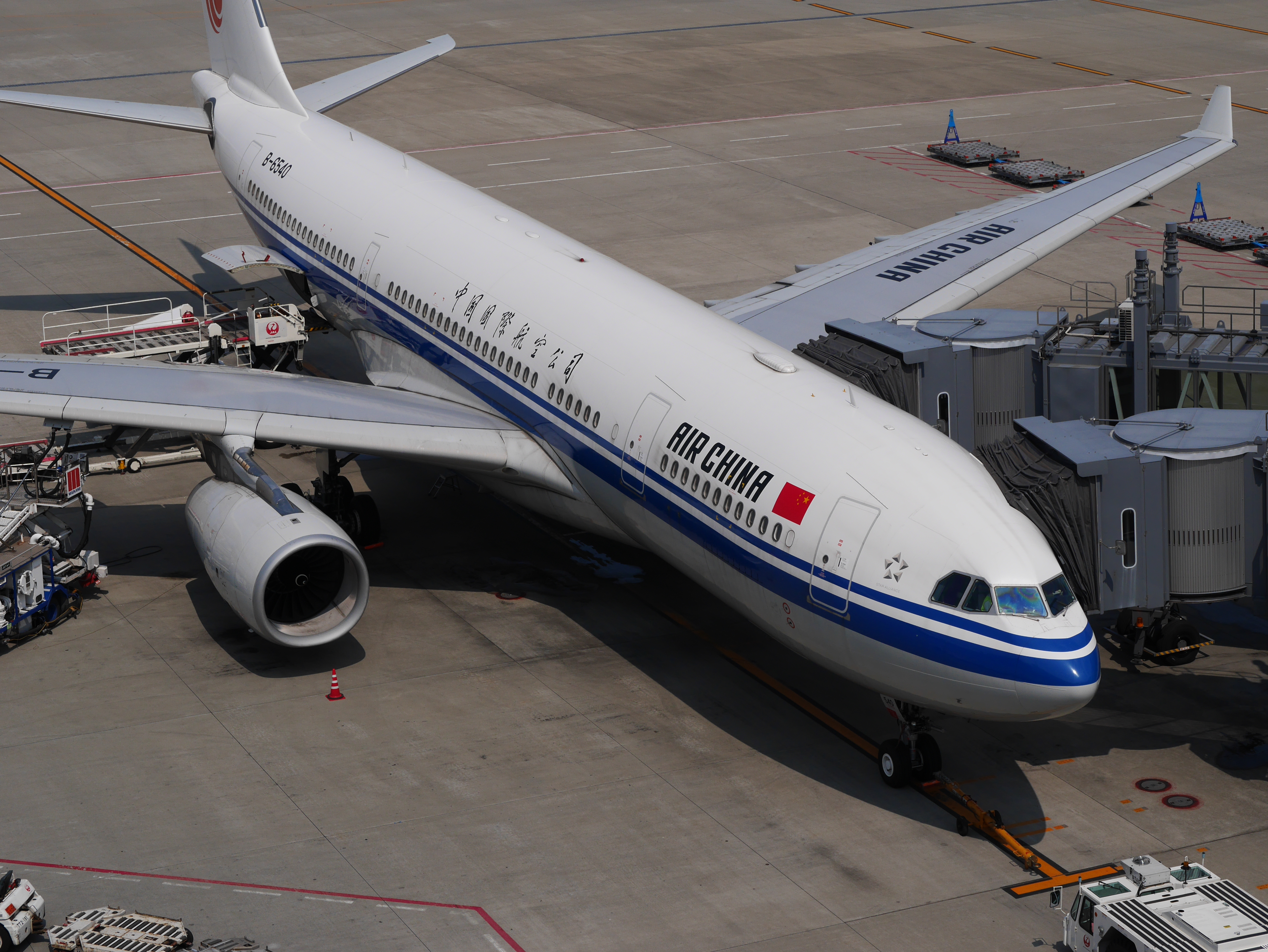 空港の展望デッキから飛行機を撮影した。解像感が非常に高く飛行機の機体に書かれている細かい文字やネジのような細かい部品までしっかりと写っている。直射日光の当たる真っ白い機体にも関わらず収差などは確認できない。非常に優秀だ。DMC-GX7 / 1/3,200秒 / F5.6 / 0EV / ISO200 / 絞り優先AE / 42.5mm