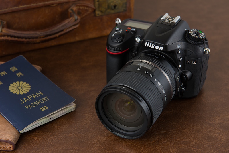 ニコンD7100に16-300mm F/3.5-6.3を装着。ニコン用とキヤノン用は4月に発売。価格は税別8万7,000円。