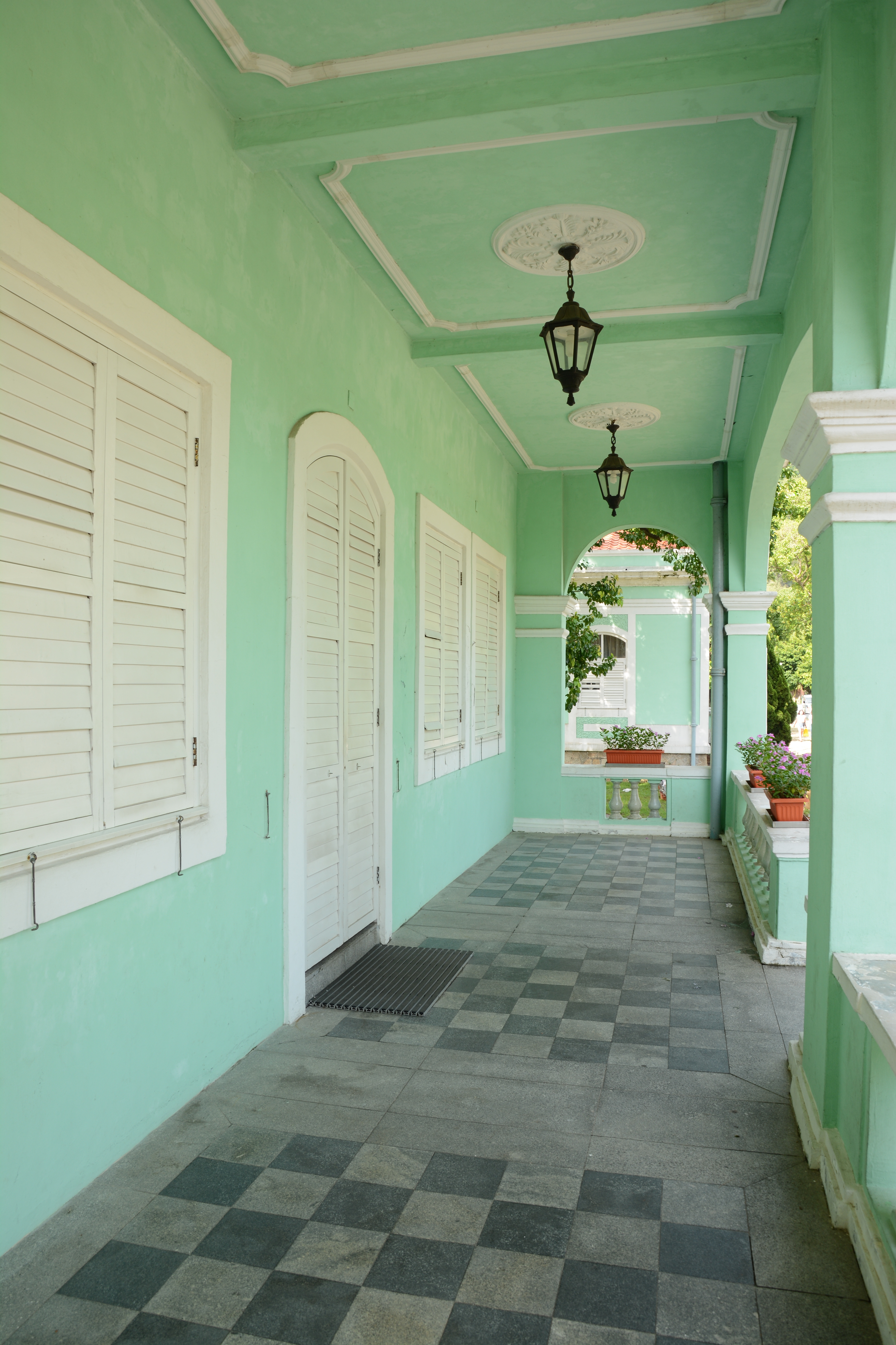 雰囲気のある公園の建物を撮影。24mm相当の広い画角を活かせば限られた空間も広く写すことが可能だ。D7100／16-300mm F/3.5-6.3 Di II VC PZD MACRO／絞り優先／ISO100／F8／1/40秒／+0.3EV／WB:曇天／16mm