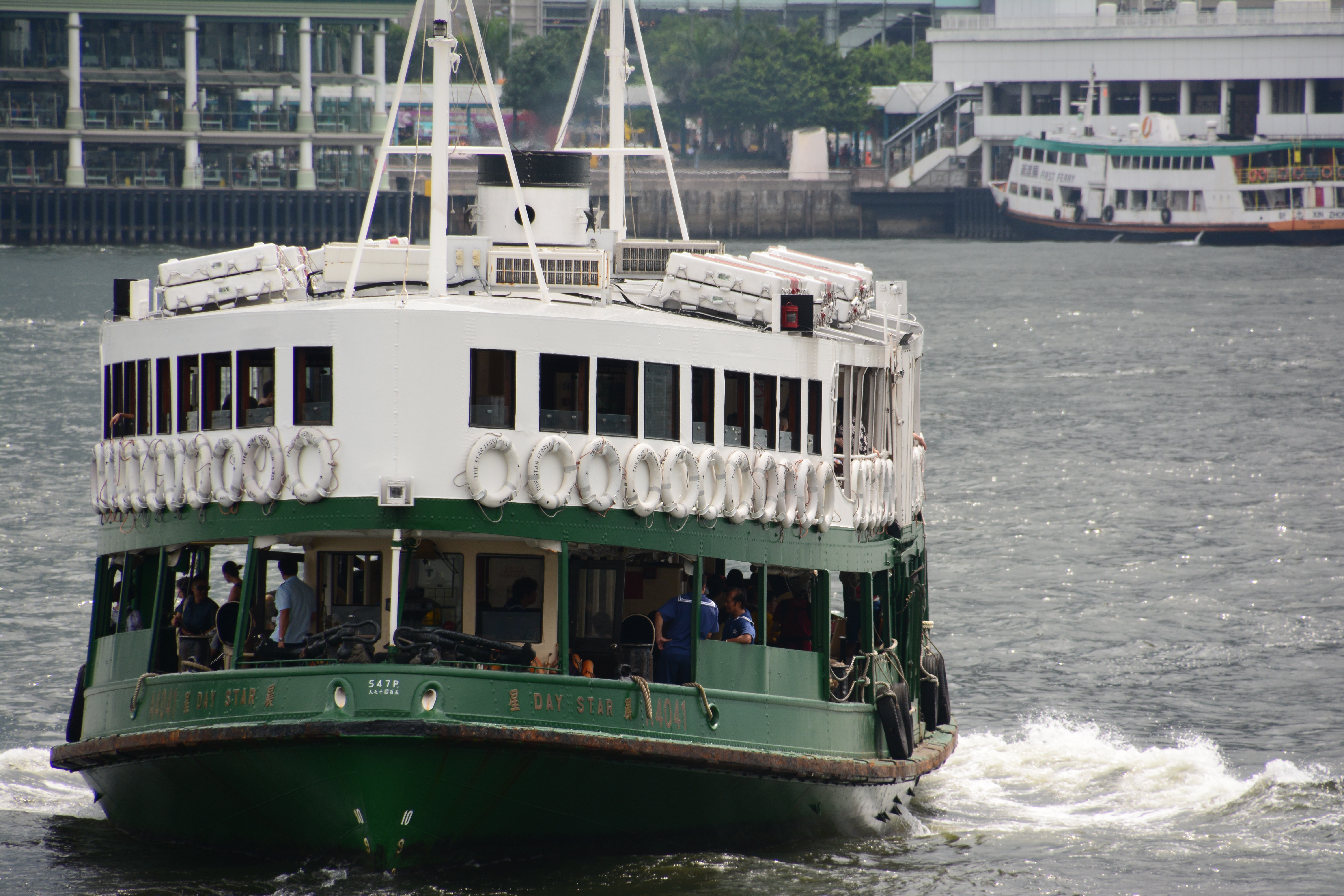 香港と九龍を繋ぐスターフェリーを望遠端で撮影。引き寄せ効果と圧縮効果により迫力のあるイメージが撮影できた。フェリーの外装部分もしっかり描写している。D7100／16-300mm F/3.5-6.3 Di II VC PZD MACRO／絞り優先／ISO100／F8／1/640秒／0EV／WB:曇天／300mm