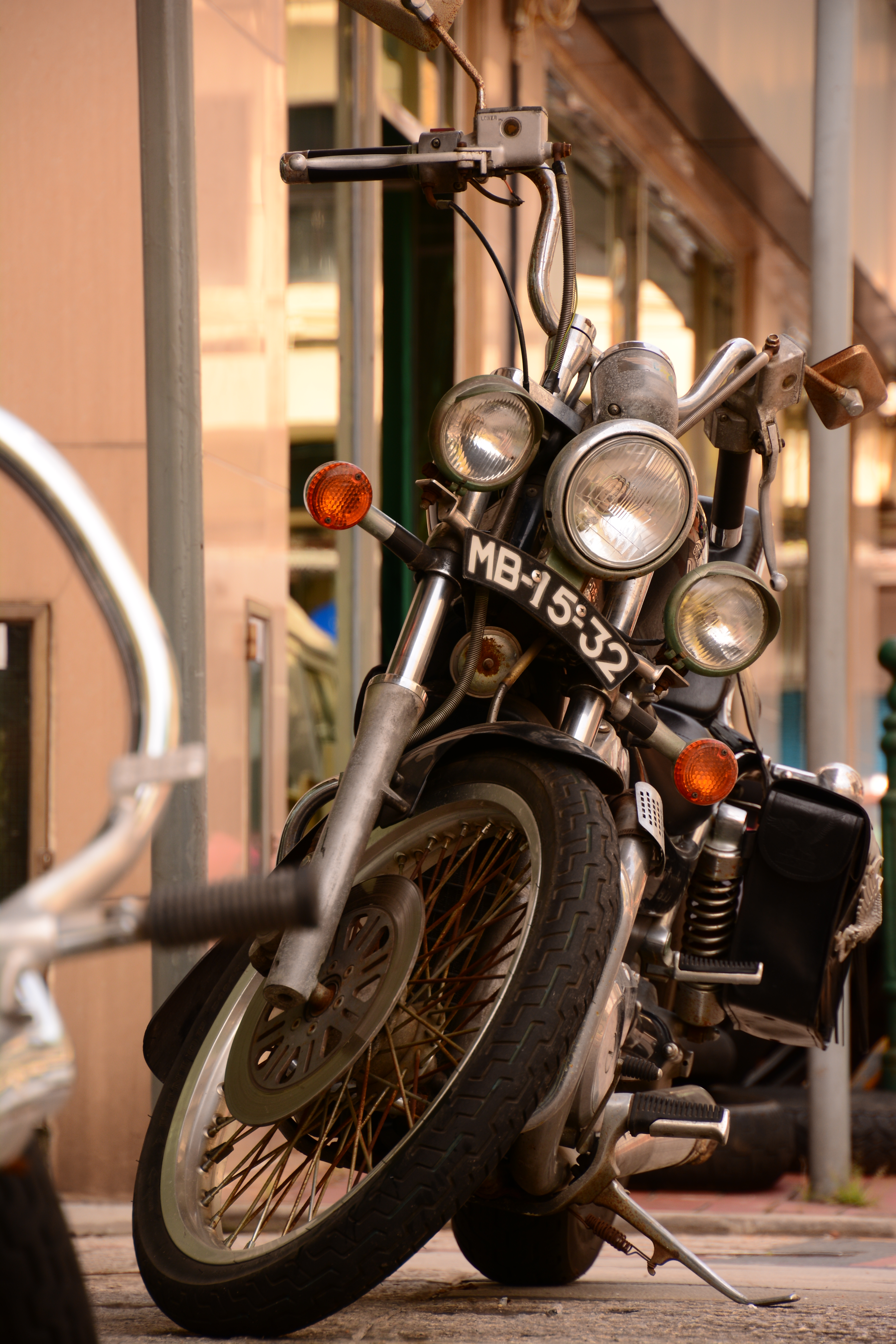 格好いいバイクが路上に駐車してあったので撮影。まとめづらい場所ではあったが、幅広い画角を活かしてベストな焦点距離を探して撮影した。D7100／16-300mm F/3.5-6.3 Di II VC PZD MACRO／絞り優先／ISO100／F5.6／1/60秒／+0.3EV／WB:日陰／110mm