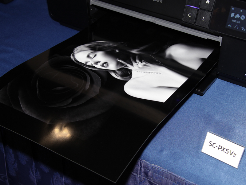 モノクロプリントによる訴求もしていた