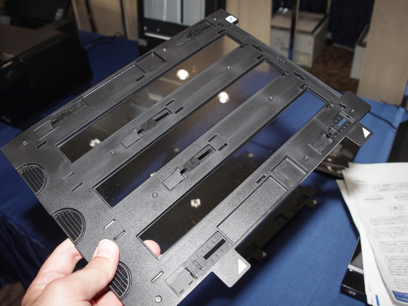 アクリルの板によりフィルムの平面性を高めた