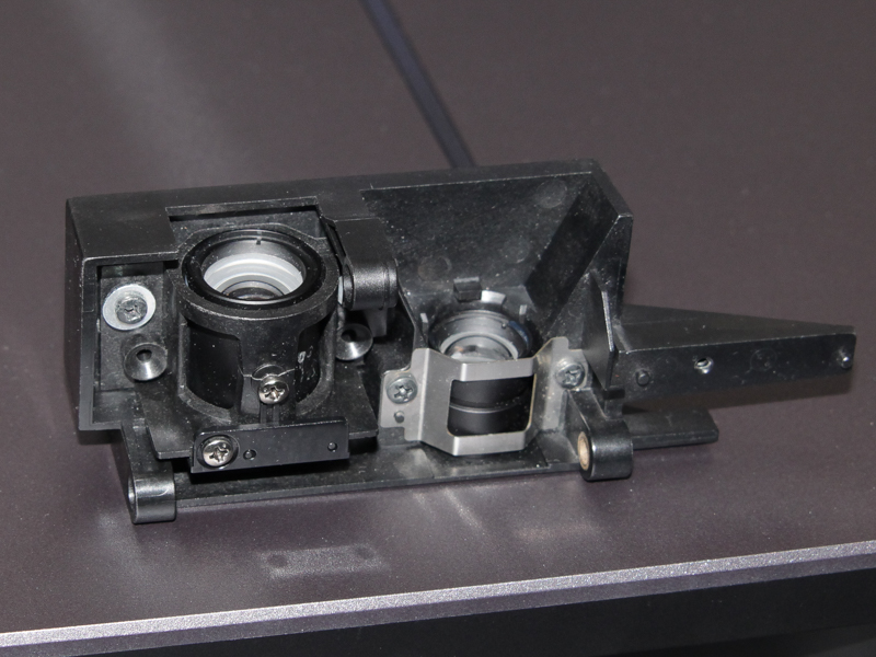 センサーのレンズ。左側がフィルム専用