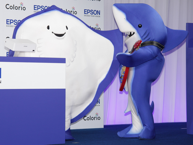 渡辺さんに話しかけられるとエイさんとちいサメも喜んでいた