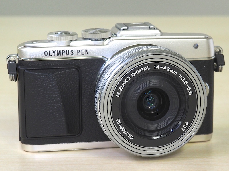 OLYMPUS PEN Lite E-PL7シルバー。装着レンズは、14-42mm EZレンズキットおよびEZダブルズームキットに付属するM.ZUIKO DIGITAL ED 14-42mm F3.5-5.6 EZ。