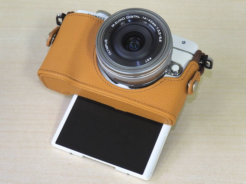 自分撮り対応モニターといえば他機種は上方向に開くが、本気は下方向に開く。指がレンズに干渉しにくいなどのメリットがあるという。もちろんタッチパネル式だ。写真は本革ボディージャケットCS-45Bを装着した状態。