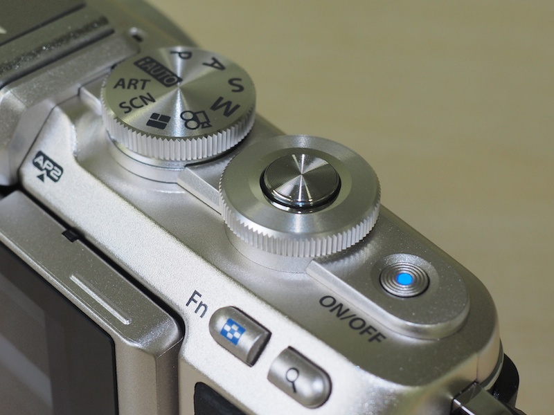 シャッターボタン周りのコントロールダイヤルも、これまでのPEN Liteになかった装備。