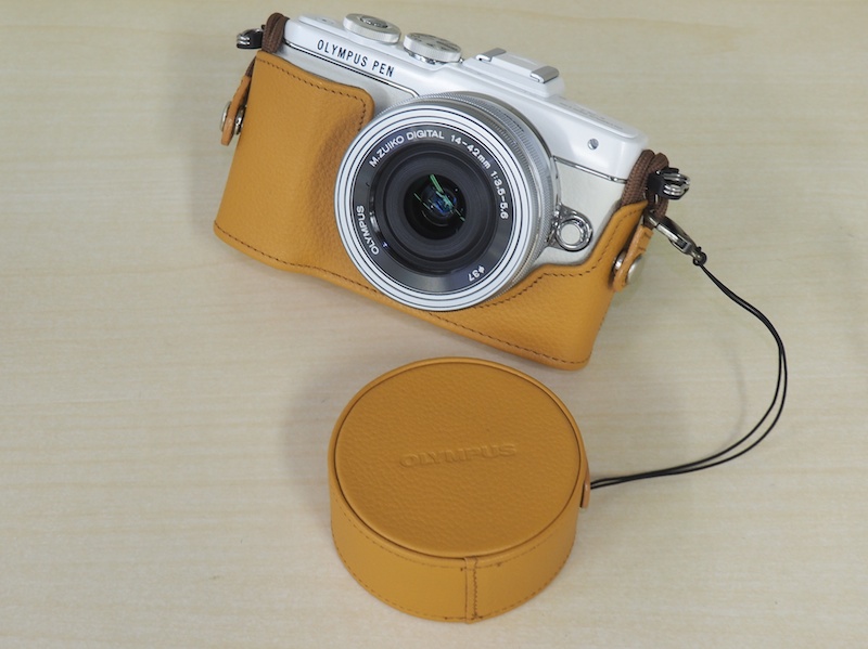 本革ボディージャケットCS-45Bに、9月下旬発売の本革レンズジャケットLC-60.5GLを組み合わせてみた。沈胴時のM.ZUIKO DIGITAL ED 14-42mm F3.5-5.6 EZにかぶせて、レンズ前面を保護するアクセサリーだ。