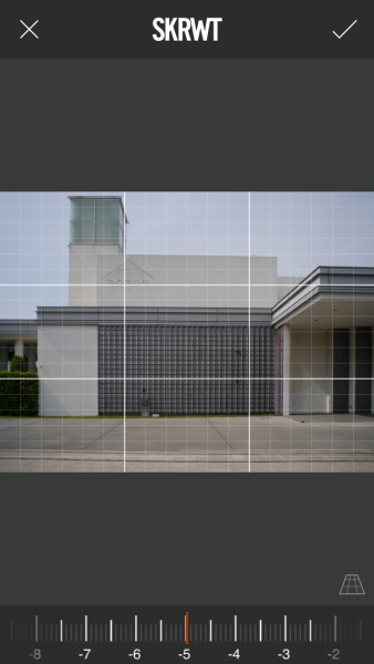 上部のすぼまりを抑える方向に補正